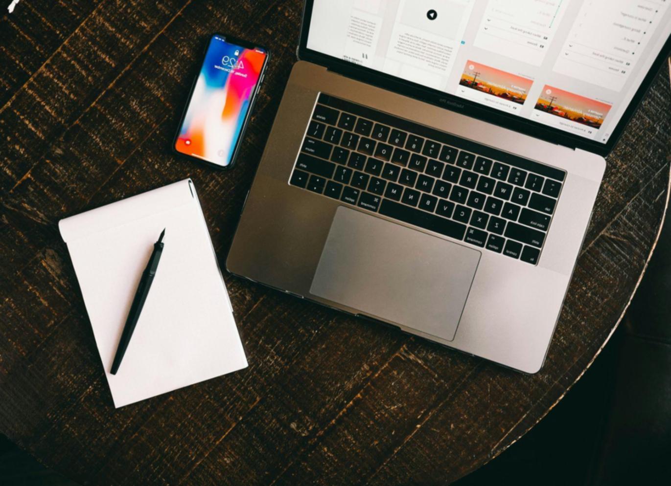 Profesionales en sesión de análisis financiero estratégico